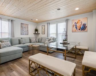 Urban Nest. Luxe Loft Downtown Butler. Walk to dining and Shopping. - Butler - Living room