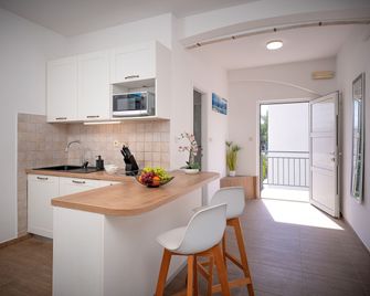 Beachfront Villa near Zlatni rat - Bol - Kitchen