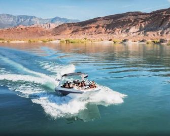 Brand New Desert Cliff - Sleeps 20 Guests - Hurricane