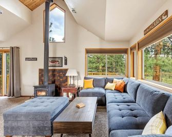 Unique Private Cabin in the Pines in Sisters! Clean & Cozy! - Sisters - Obývací pokoj