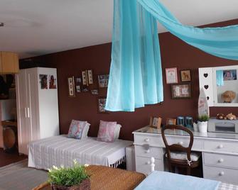 Big Sunny Triple Bedroom with private wc - Albergaria a Velha - Habitación