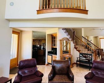 Eagle Crest Luxury Custom 2 Story Golf Course Resort Home - Redmond - Living room