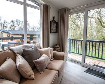 Cedar Lodge | sleeps 8 - Hot Tub, Dog Friendly - 5 Gold Award - Pickering - Salon