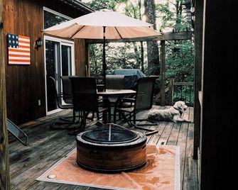 Private 3-bedroom cabin with WiFi and backyard! - Springfield - Patio
