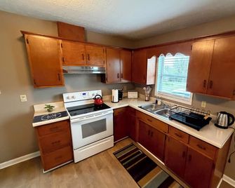 Charming 2-bedroom farmhouse in serene Lewisburg - Lewisburg - Kitchen