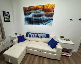 “The Colt” Newly Furnished 1 bedroom house near BSU - Muncie - Wohnzimmer