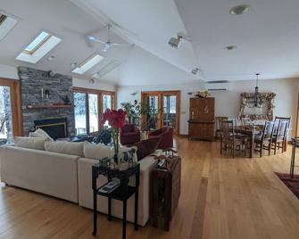 Cozy modern home on 14 acres of woods - Accord - Sala de estar