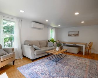 Charming 3-bedroom house with AC, WiFi and a large yard in the heart of Bangor! - Bangor - Living room