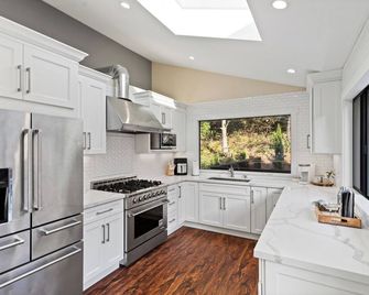 Near Sfo! Clean & Spacious Hot Tub W/Stunning Views - San Bruno - Kitchen