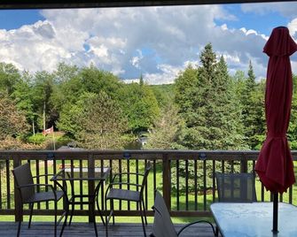 5 bedroom All season Waterfront Minden Cottage Sleeps 10 Rental property - Minden - Balcony