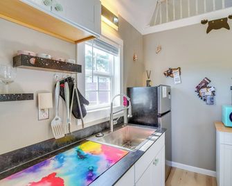 Galactikitty - Quirky Cabin Near Lake Brownwood! - Brownwood