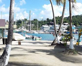 Gravills Vacation Rental -Relax in Luxury - Micoud - Piscina