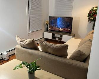 3 bed unit Retreat near Ann Arbor King Bed - Ypsilanti - Living room