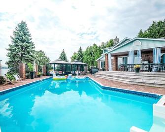 Modern Waterfront Cottage With Heated Pool by 1000 Islands! - Brockville - Pool