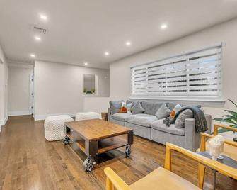 Fall Getaway with Hot Tub, Fire Pit and Games - Suffern - Living room