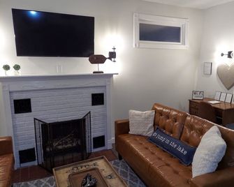 Lovely property with separate private lakefront to Silver Lake + huge backyard. - Mears - Living room