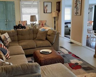 The South River Cottage - Stockbridge - Living room
