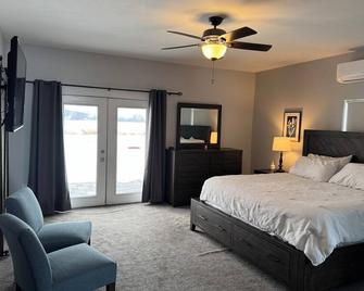 Charming 2 Bedroom Home with Hot Tub and Fire Pit - Byron Center - Bedroom
