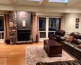Ozark Retreat-Lake Views! Amazing Deals Now - Bella Vista - Living room