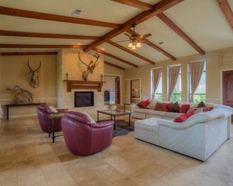 19702 State Highway 55, Uvalde, Tx 78801 - Uvalde - Huiskamer