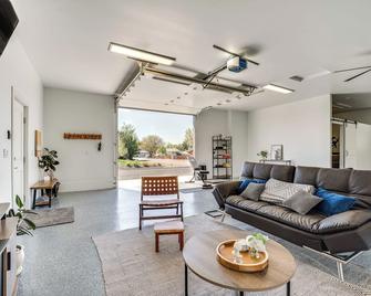 Pasco Studio Vacation Rental w/ Private Patio! - Паско - Вітальня