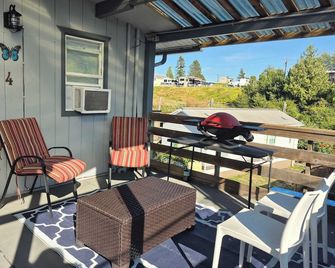 2nd Floor Studio #4 With Ocean View And - Blaine - Balcón