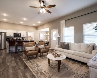 New! Beautiful And Spacious Home - Ozark - Living room