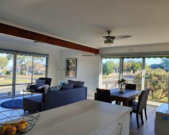 Geelong Delight: Embrace Comfort @ Braund Avenue - Bell Post Hill - Living room