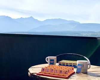 Cozy Mountain View Getaway - Surreal Mountain and River View - Golden - Balcón