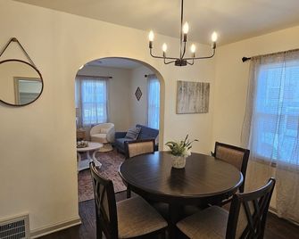 Cozy home away from home,great for traveling professionals and short term guests - Warren - Jídelna
