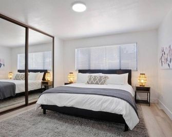 New! Modern Remodeled Home King Beds 70' Tv - Citrus Heights - Habitación