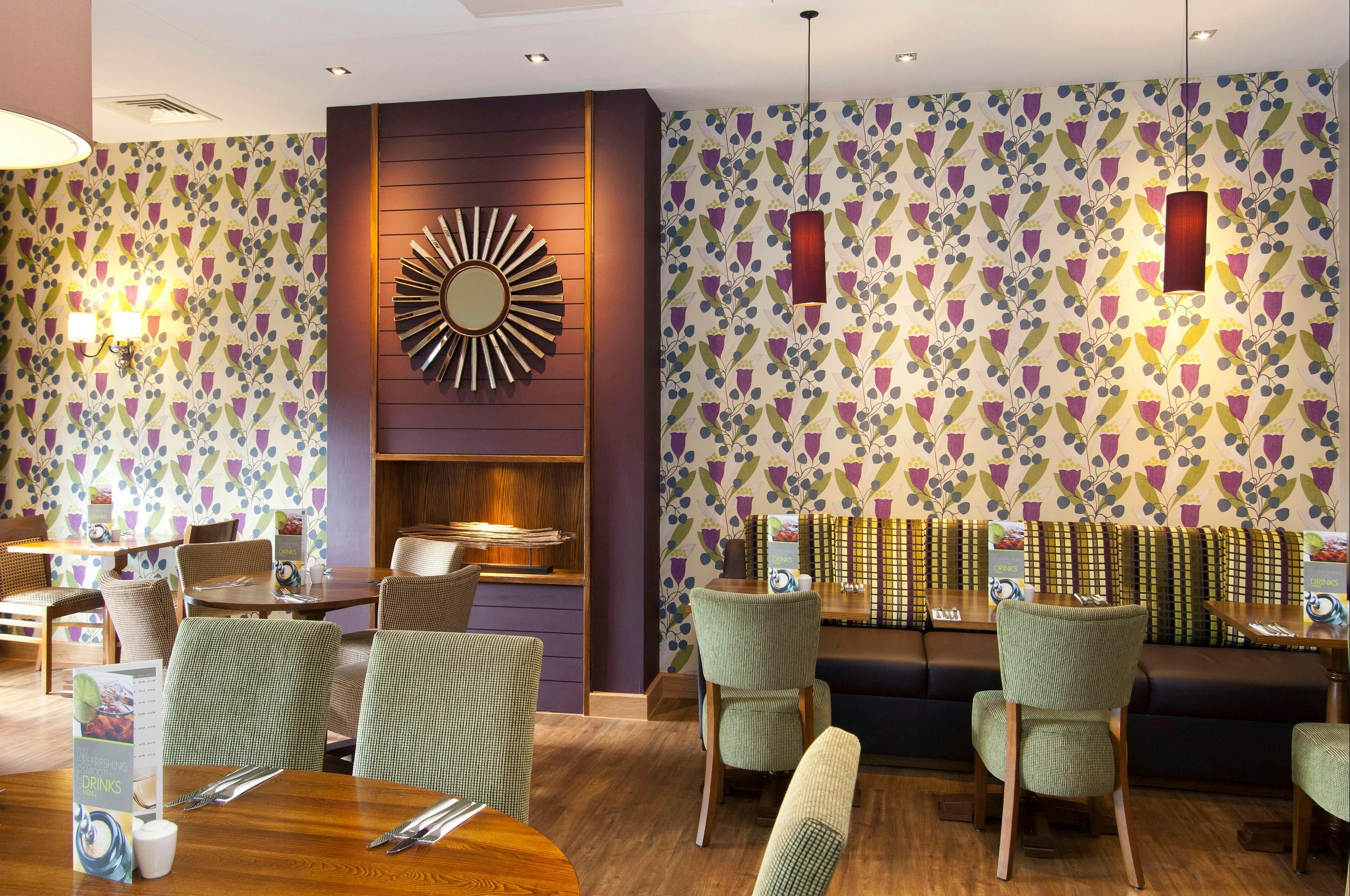 بريميير إن مانتشيستاير ٓي تيفي- ب ياكاديلي