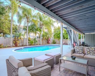 100' from the beach, Charming 1BR Beachside Retreat - Siesta Key - Pool