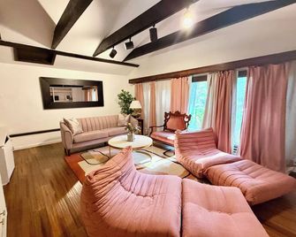 Heated pool, outdoor deck, fire pit, basketball court, fireplaces, central air. - Woodstock - Wohnzimmer