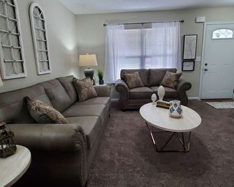 Diamond in the Rough-696 - Middletown - Living room
