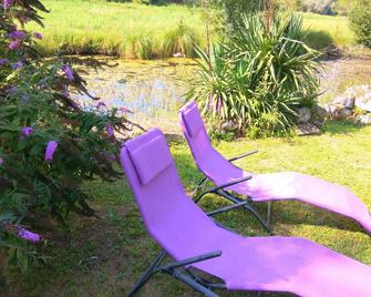 Lovely traditional riverside cottage - La Chapelle-Montabourlet - Patio