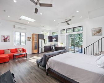 Modern Loft Rooftop Deck Venice Beach Studio Bedroom Apts by RedAwning - Los Angeles - Bedroom