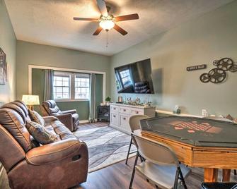 Suburban Getaway with Game Room, 19 Mi to Nashville! - Mount Juliet - Living room
