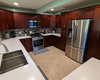 Entire guest house: walk to CMU, close to casino! - Mount Pleasant - Kuchyň