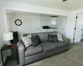 Great Location in Dayton! Updated 1 bedroom/bath. - Dayton - Living room