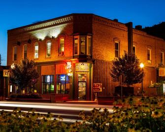 Area 51 Suite at The Ore House Inn - New Castle - Edificio