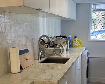 Cozy privet room near cypress sking - West Vancouver - Kitchen