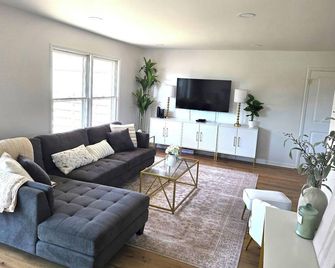 The Brick Houuuse! 3 Bedroom and 2 Bath Home - Lawrenceburg - Huiskamer