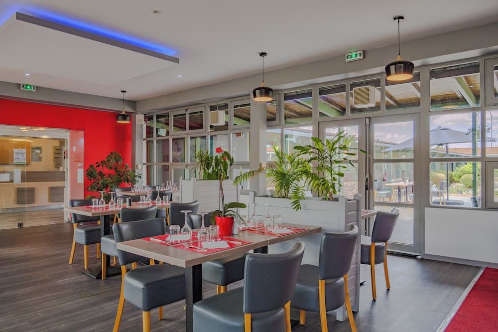 Hotel Restaurant Les Jardins D'Epône thumbnail 2