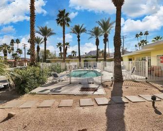 Bright and cheery mid-century modern apartment in the Cove, close to everywhere! - Cathedral City - Pool