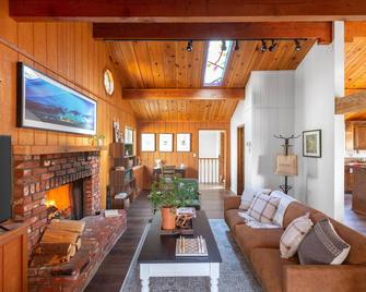 TurtleBear by AvantStay Stunning Character Cabin w Entertainers Patio Table Tennis - Big Bear Lake - Living room