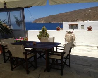 Pelagos - Ormos Aegialis - Balcón