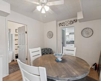White House Bungalow - Bay City - Restaurant