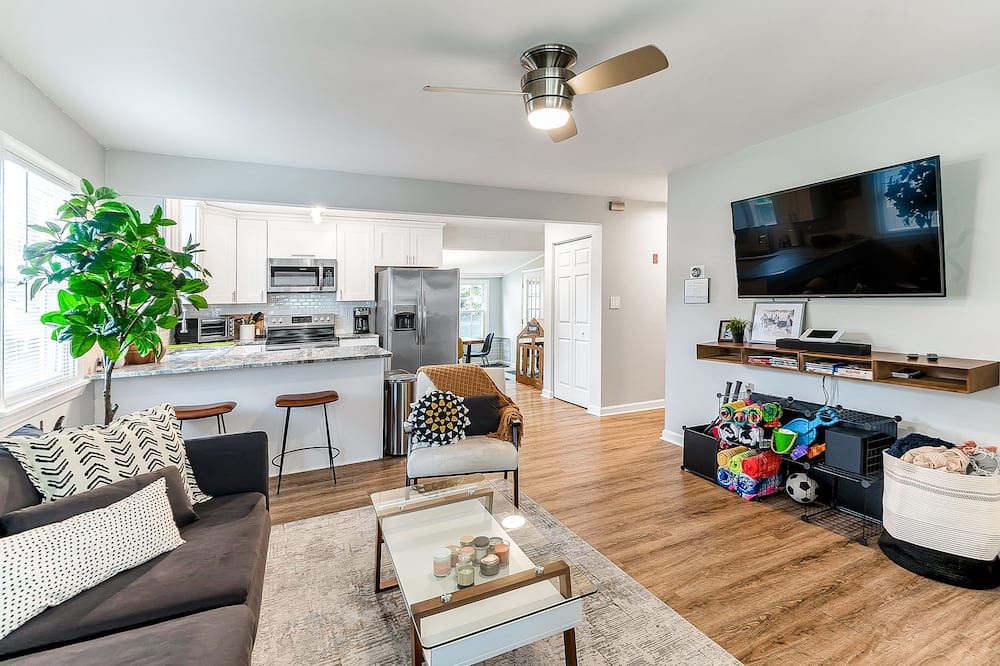 3 BR Beach Bungalow Minutes to the Beach! Dogs Allowed! - נורפולק - סלון