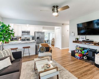 3 BR Beach Bungalow Minutes to the Beach! Dogs Allowed! - Norfolk - Wohnzimmer